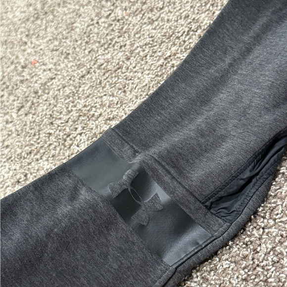🍌Under Armour Charcoal Athletic Pants barely worn - Picture 5 of 8